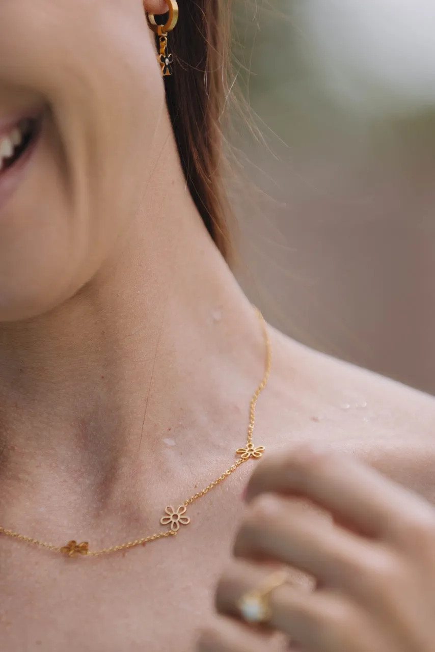 Gold 5 Daisy Necklace