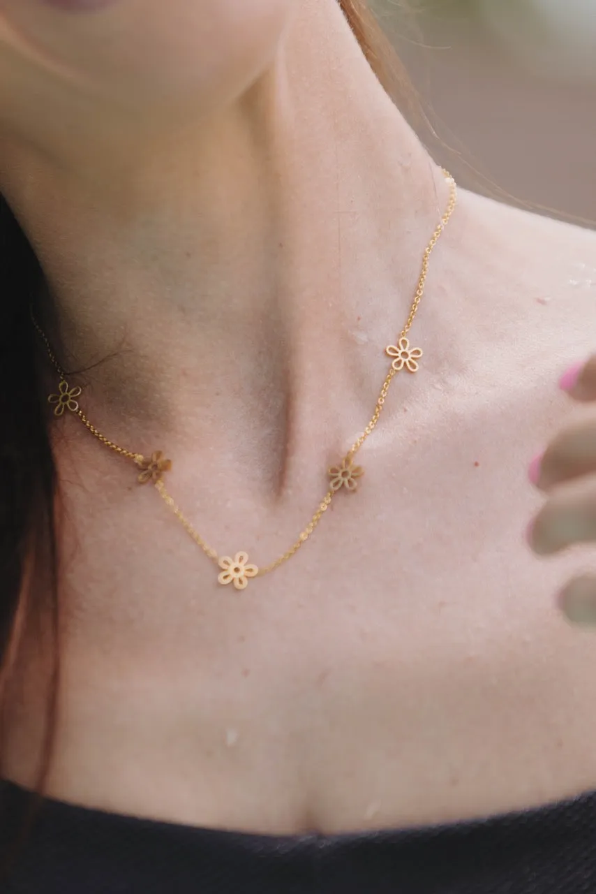 Gold 5 Daisy Necklace