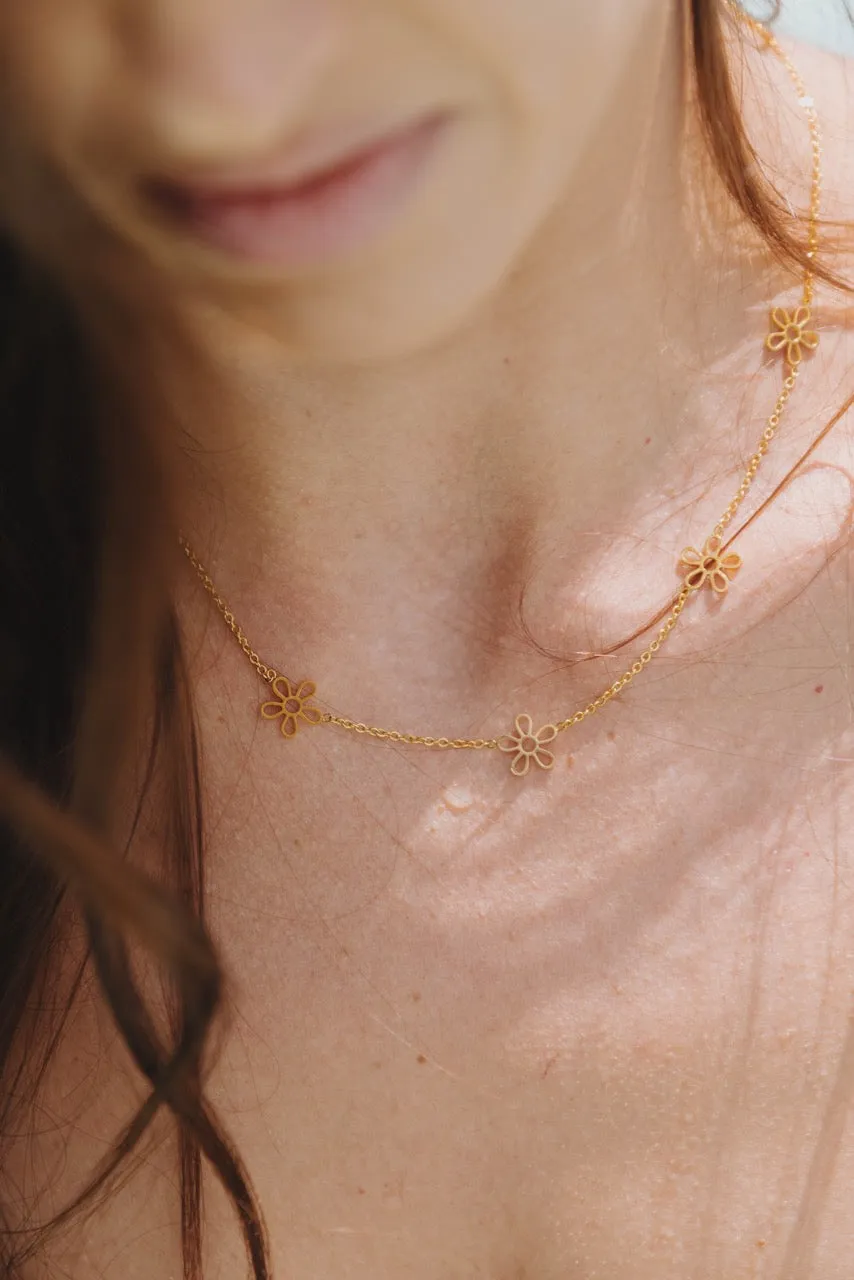 Gold 5 Daisy Necklace