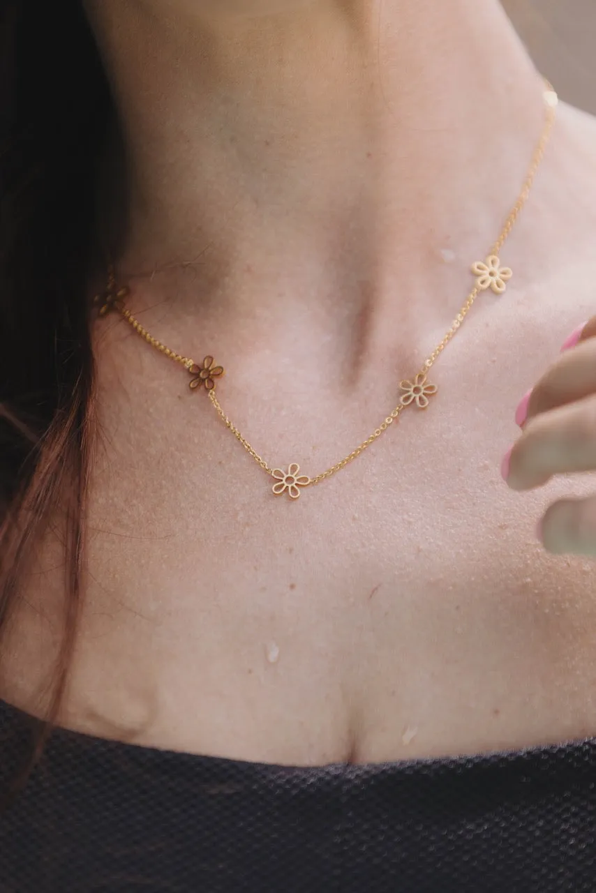 Gold 5 Daisy Necklace