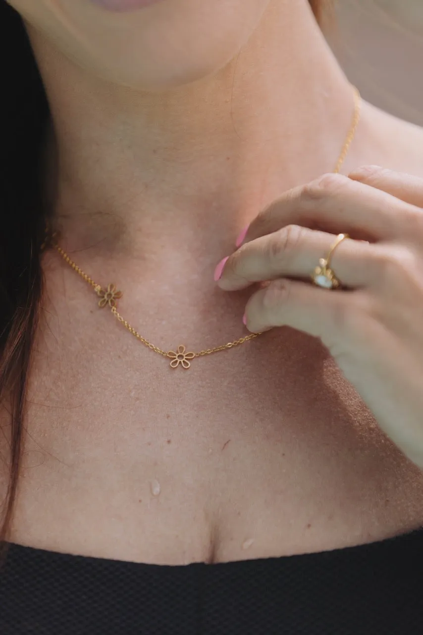 Gold 5 Daisy Necklace